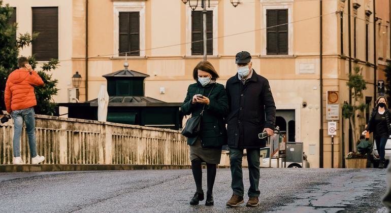 Covid-19 : plus de la moitié des Européens pourraient être infectés par Omicron d’ici deux mois